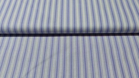 Witte katoenen stof met lila paarse strepen in stoffenwinkel