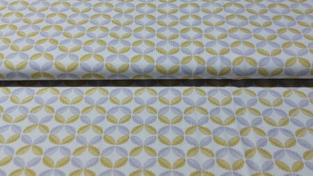 Gebroken witte organische tricot stof met oker gele en lila blaadjes kopen