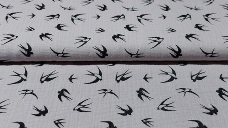 Licht paarse mousseline stof met zwaluwen motief