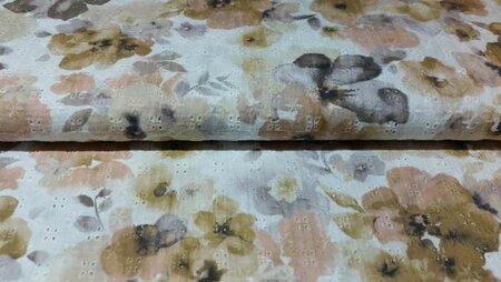 Gebroken witte mousseline stof met embroiderie en bloemen	