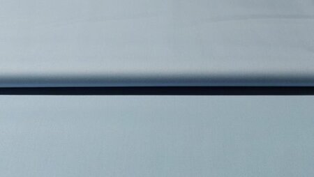 Lichtblauwe Rialto broekenstof detail met satijnglans	