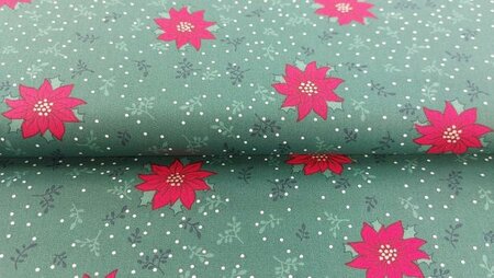 Groene katoenen kerststof met rode edelweiss bloemen en groene hulstbladeren