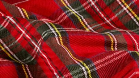 Rode gabardine stof met Schotse ruiten 142 cm breed