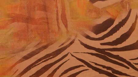 Bruine viscose stof patchprint close-up