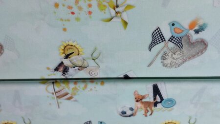 Mint groene katoenen stof met dieren en voorwerpen