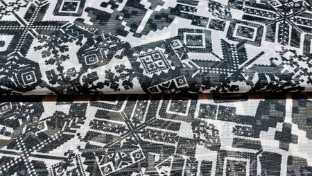 zwart-witte chiffon stof met Inca motief	