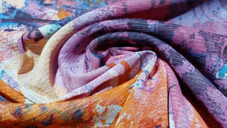 oranje paarse chiffon stof met bloemenprint	