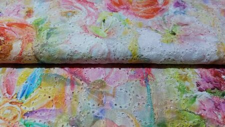 Dunne katoenen stof met bloemen embroidery close-up	