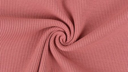 Rib jersey oud roze opgerold &ndash; 140 cm stofbreedte en dikte zichtbaar
