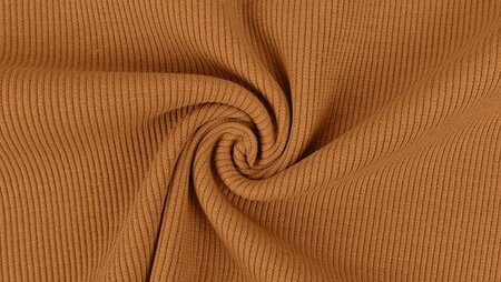 Natuurlijke camel bruin rib tricot uitgespreid, 140 cm breed met zachte katoen-lycra samenstelling.