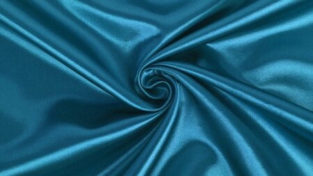 Glanzende aqua satijn voor kleding maken