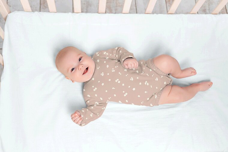 Babykleding naaien met deze lichtroze babystof