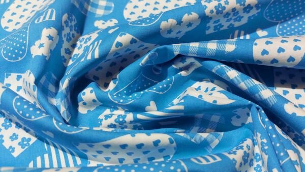 Naaien met prachtige Aqua blauwe katoenen stof met witte hartjes