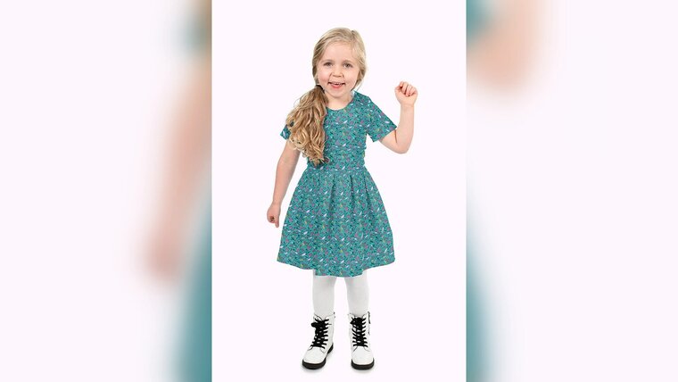 Naaiprojecten kinderkleding met Petrol katoen poplin stof met millefleurs bloemen