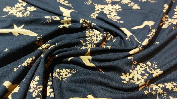 Wat naai jij met deze Stijlvolle zwarte viscose tricot stof met gouden vogels en blaadjes. Klassiek en modieus.