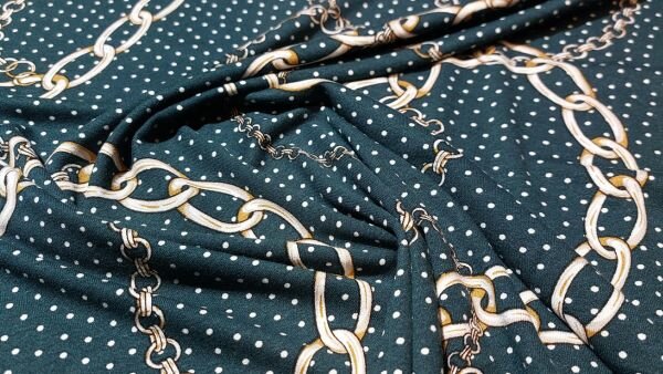 Naai damesmode met Donker groene viscose tricot stof met witte en gouden kettingen