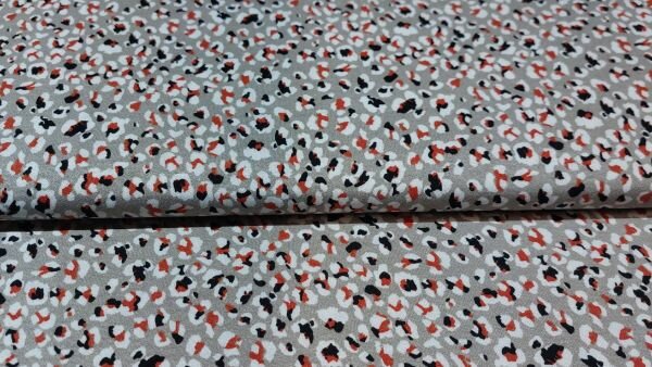 Mode naaien met Beige viscose tricot stof met panterprint