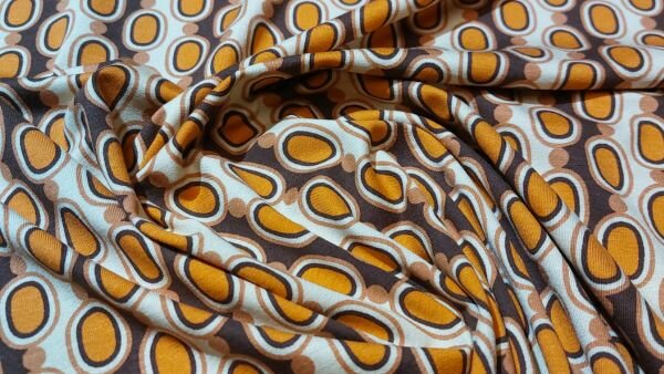 Prachtige Retroprint stretch viscose tricot stof in beige, oranje, bruin en karamel stof kopen