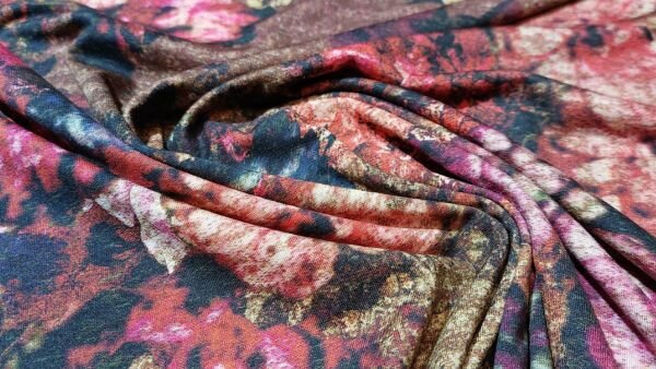 Rijk gekleurde viscose tricot met bloemen. Perfect voor jurken, tops en rokken. Zacht, soepel en van topkwaliteit! kopen