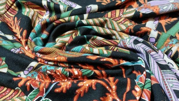 Naaien met prachtige Zwarte viscose tricot met kleurrijke summer twigs afbeeldingen