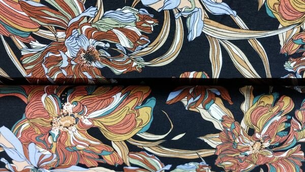 Zwarte viscose tricot met bloemen in de kleuren terra, oker, groen, licht blauw kopen