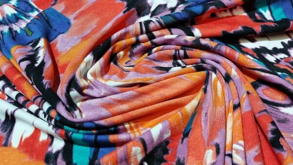 Naaien met prachtige Rijkgekleurde viscose stretch tricot met abstracte vlinders