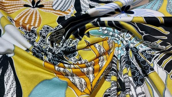 Naaien met stretchy Oker gele viscose tricot met bloemen en bladeren