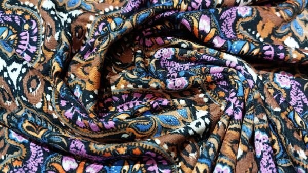 Prachtige Bruine viscose jersey met Perzische bloemen in terra, zwart, blauw, oranje en paars bestellen