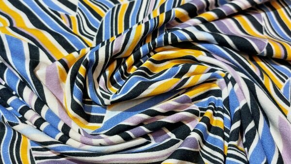 Prachtige Viscose jersey modestof met veelkleurig patchwork motief bestellen bij onze stoffenwinkel
