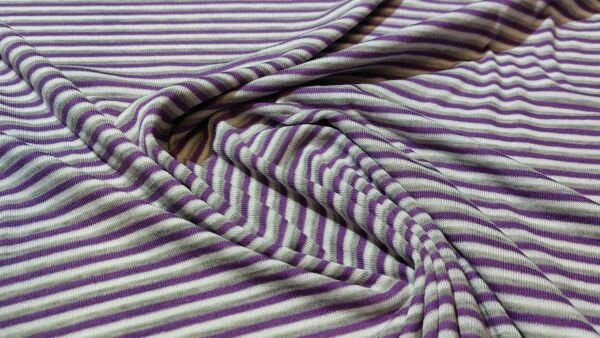 Kopen Gestreepte Tricot Stof in paars, lichtgrijs en wit:
