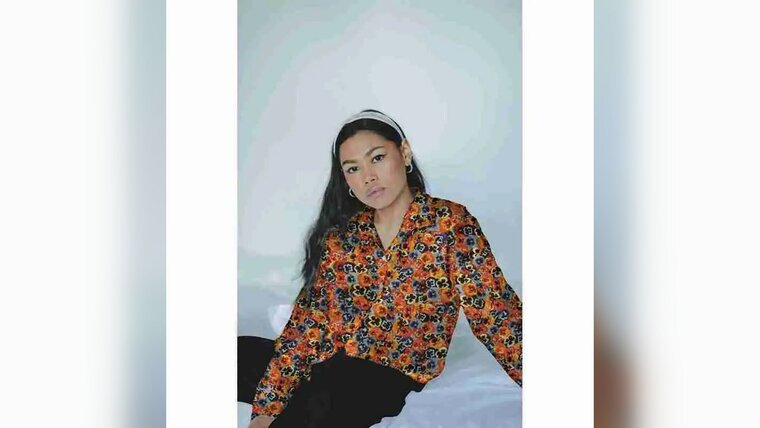 Naaien met Oranje viscose stof met flower power