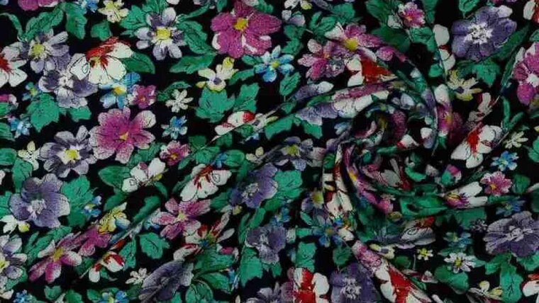 Zwarte viscose stof met bloemen en bladeren kopen 