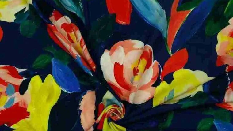 Marine blauwe viscose stof met geschilderde bloemen kopen 