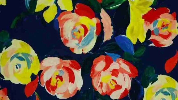 Prachtige Marine blauwe viscose stof met geschilderde bloemen bestellen