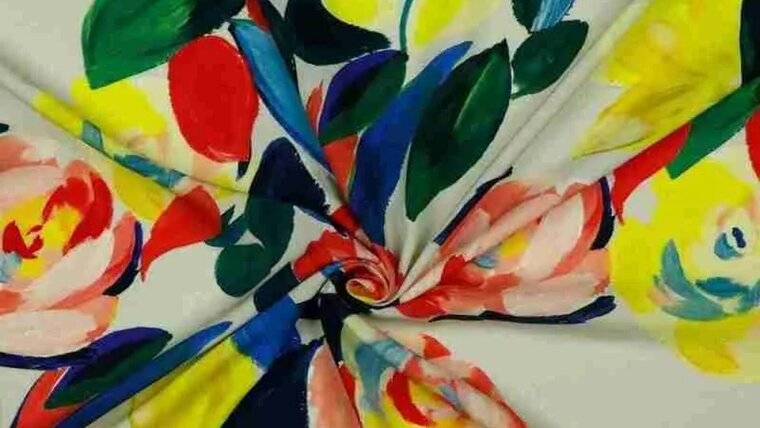Beige viscose stof met geschilderde bloemen kopen 