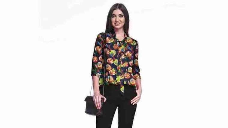 Mode naaien met Beige viscose stof met geschilderde bloemen
