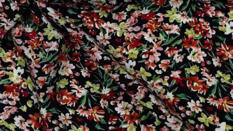 Zwarte viscose stof met bloemen kopen 