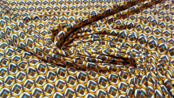 Bestel Stretchy tricot stof met populair retro motief