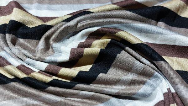 Naaien met Stretchy tricot met bruin-zwarte strepen