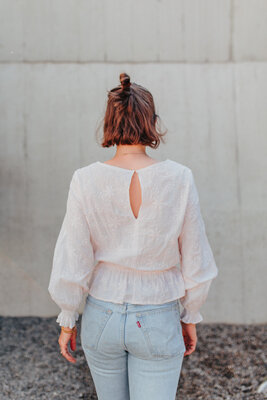 Achterkant naaipatroon Dayo blouse van By Masin