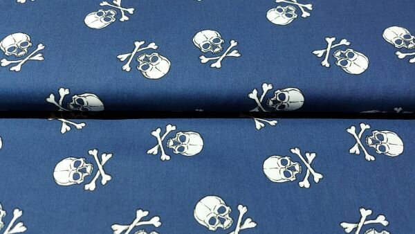 donkerblauwe katoenen stof met doodshoofden close-up