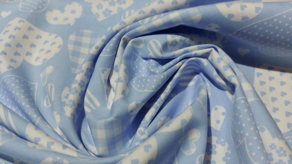 Detail van lichtblauwe poplin katoen met witte hartjes