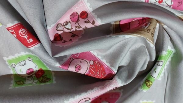 Detail katoenen stof met postzegelprint &ndash; perfect voor kleding en decoratie
