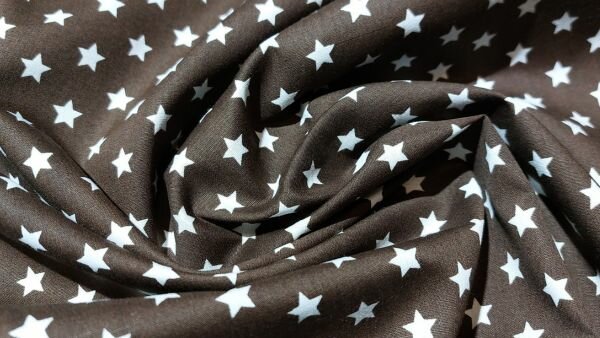 Hoge kwaliteit bruine stof met witte sterren &ndash; perfect voor kleding en decoratie