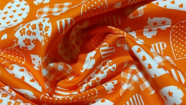 Poplin katoen met hartjes in oranje en wit &ndash; perfect voor naaiprojecten