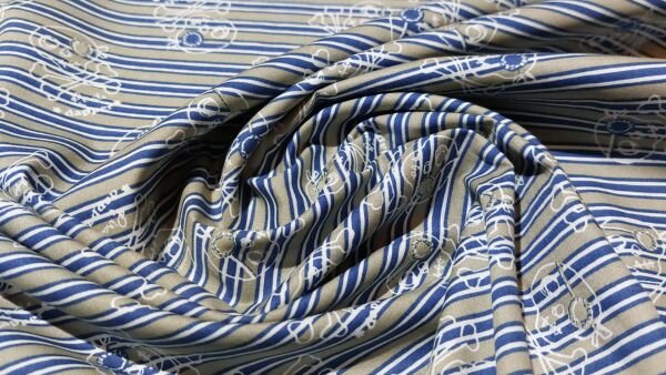 Close-up van grijs-blauwe doodshoofden katoenstof &ndash; 100% katoen, ademend en zacht