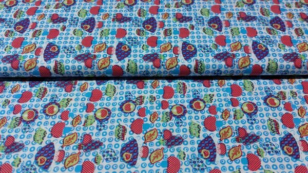 Lichtblauwe poplin katoen met witte paddenstoelen &ndash; 100% katoenen stof