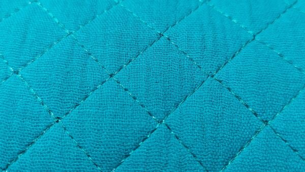 Bambino Quilt &ndash; petrolkleurige gequilde stof met fijn ruitjesmotief