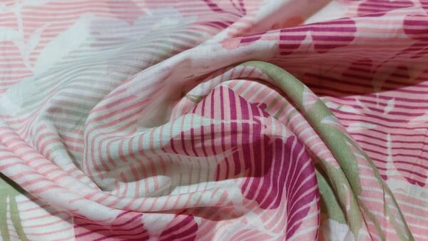 Voile-achtige stof met strepen en bloemen voor zomerse kleding