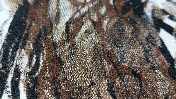 Stretch tule couponstof met animal motief